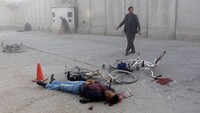 Penampakan salah satu korban bom bunuh diri di kawasan diplomatik Kabul, Afghanistan. Mohammad Ismail/REUTERS.