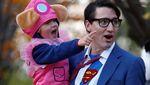 Gaya PM Kanada Trudeau Berkostum Clark Kent Saat Halloween