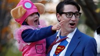 Trudeau memakai dandanan sebagai Clark Kent, alter ego Superman. Selain kostum Superman di balik kemeja, Trudeau melengkapi penampilannya dengan rambut klimis dan kacamata.