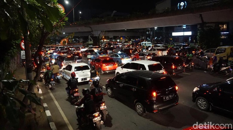Amdal Lalin Belum Selesai, Begini Macet Parah di Underpass Matraman Amdal Lalin Belum Selesai, Begini Macet Parah di Underpass Matraman