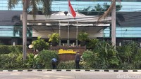 Dua plang lainnya di sisi atas gedung nantinya juga akan dicopot.