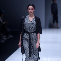 Koleksi busana POP.U by Populo batik mengangkat tema bertajuk Fashion Fusion di Jakarta Fashion Week 2018, Senayan City, Jakarta, Selasa (24/10/2017). Foto: Mohammad Abduh/Wolipop