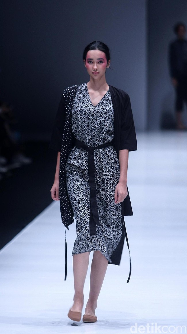 Koleksi busana POP.U by Populo batik mengangkat tema bertajuk Fashion Fusion di Jakarta Fashion Week 2018, Senayan City, Jakarta, Selasa (24/10/2017). Foto: Mohammad Abduh/Wolipop