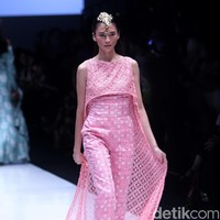 koleksi Barli Asmara yang menampilkan keindahan batik Jambi dengan mengusung tema Jambi Kain Negriku di Jakarta Fashion Week 2018, Senayan City, Jakarta. Senin (23/10/2017). foto: Mohammad Abduh/Wolipop
