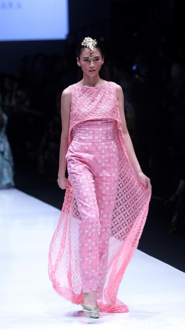 koleksi Barli Asmara yang menampilkan keindahan batik Jambi dengan mengusung tema Jambi Kain Negriku di Jakarta Fashion Week 2018, Senayan City, Jakarta. Senin (23/10/2017). foto: Mohammad Abduh/Wolipop