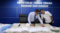 Dari gudang itu, polisi mengamankan barang bukti berupa 20 sak gula kristal rafinasi masing-masing 50 kg, 82.500 sachet gula rafinasi siap konsumsi. Selain itu, ditemukan juga bungkus kosong kemasan Sachet dengan merek hotel dan Ccfe.