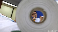 Direktur Tindak Pidana Ekonomi dan Khusus Brigjen Agung Setya menunjukkan barang bukti gula rafinasi di Gedung Bareskrim, KKP, Jakarta, Rabu (1/10/2017).