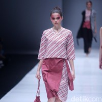 Koleksi busana POP.U by Populo batik mengangkat tema bertajuk Fashion Fusion di Jakarta Fashion Week 2018, Senayan City, Jakarta, Selasa (24/10/2017). Foto: Mohammad Abduh/Wolipop