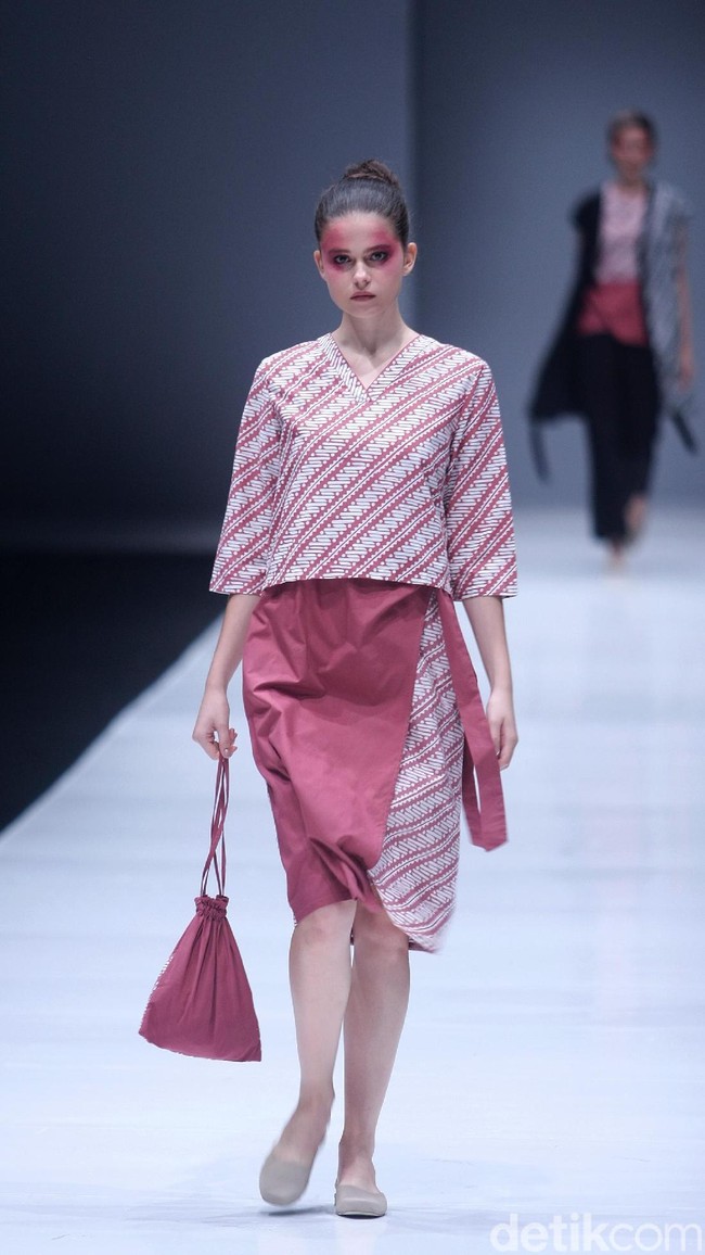 Koleksi busana POP.U by Populo batik mengangkat tema bertajuk Fashion Fusion di Jakarta Fashion Week 2018, Senayan City, Jakarta, Selasa (24/10/2017). Foto: Mohammad Abduh/Wolipop