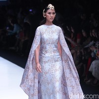 koleksi Barli Asmara yang menampilkan keindahan batik Jambi dengan mengusung tema Jambi Kain Negriku di Jakarta Fashion Week 2018, Senayan City, Jakarta. Senin (23/10/2017). foto: Mohammad Abduh/Wolipop