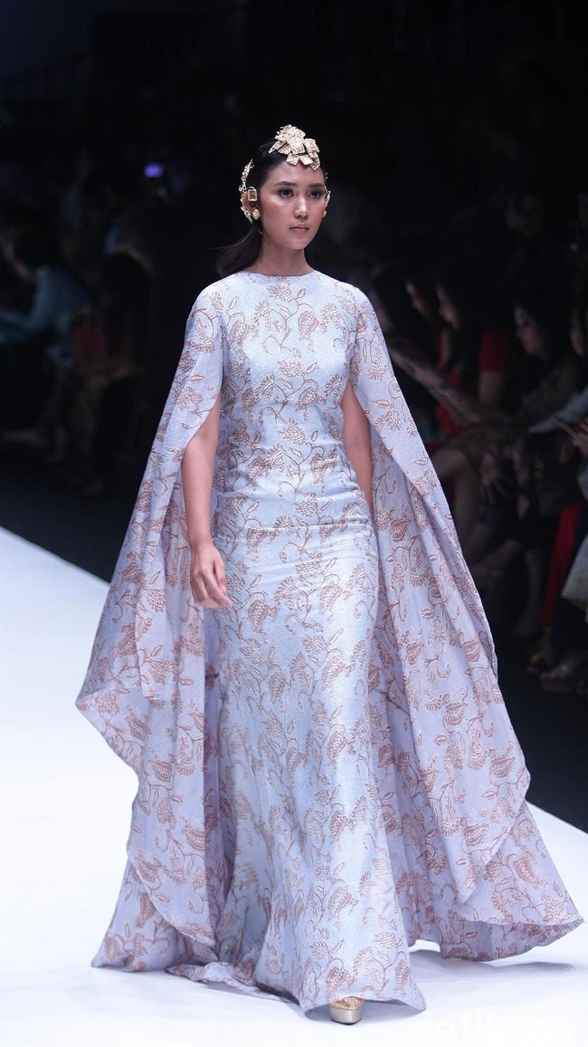 koleksi Barli Asmara yang menampilkan keindahan batik Jambi dengan mengusung tema Jambi Kain Negriku di Jakarta Fashion Week 2018, Senayan City, Jakarta. Senin (23/10/2017). foto: Mohammad Abduh/Wolipop