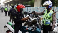 Pemilik kendaraan yang menggunakan pelat nomor yang tidak sesuai spesifikasi teknis juga menjadi sasaran operasi.