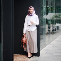 Rok panjang akan terlihat resmi saat dipakai ke kantor. Gaya hijab alas selebriti Instagram (selebgram) Mega Iskanti ini akan membuat Anda terlihat stylish dan formal saat pergi bekerja. Padu padan kemeja putih dan rok lipit warna pastel ditambah belt membuat penampilan feminin serta atraktif. Foto: Dok. Instagram