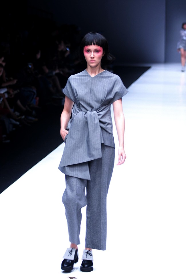 Koleksi terbaru dari Hunting Fields dengan sentuhan alam dan di hadirkan kedalam sentuhan pleats dan cutting di Jakarta Fashion Week 2018, Senayan City, Jakarta, Selasa (24/10/2017). Foto: Mohammad Abduh/Wolipop