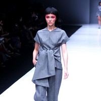 Koleksi terbaru dari Hunting Fields dengan sentuhan alam dan di hadirkan kedalam sentuhan pleats dan cutting di Jakarta Fashion Week 2018, Senayan City, Jakarta, Selasa (24/10/2017). Foto: Mohammad Abduh/Wolipop