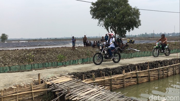 Foto Jokowi Tunggangi Motor  Trail  di Bekasi  Foto 2