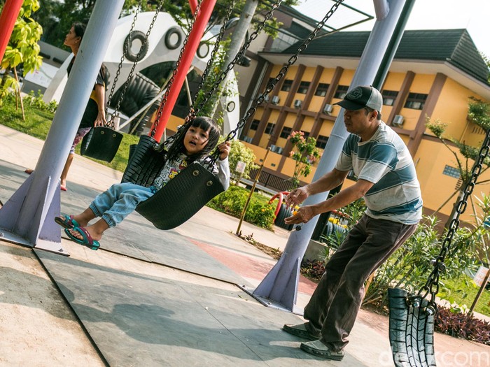 Unik! Ini Taman dengan Berbagai Fasilitas dari Ban Bekas ...