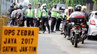 Polisi menggelar Operasi Zebra di Jalan D.I. Panjaitan (by pass) Jakarta Timur, Rabu (1/11/2017).