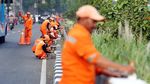 Biar Kinclong, Pasukan Oranye Cat Ulang Trotoar Jalan