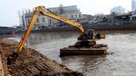 Pengerukan Endapan Lumpur di Kanal Banjir Barat
