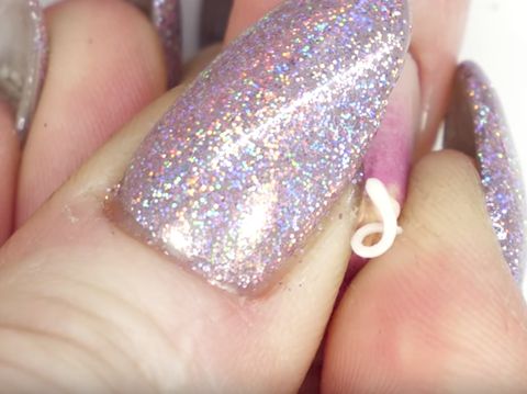 Kuku Wanita Ini Ada Jerawatnya, Nyata atau Nail Art? 