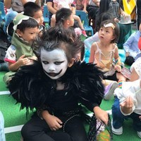 Kedua bocah ini juga pintar mengikuti gaya-gaya ikonik kedua tokoh. Menggemaskan ya! Foto: Dok. Facebook