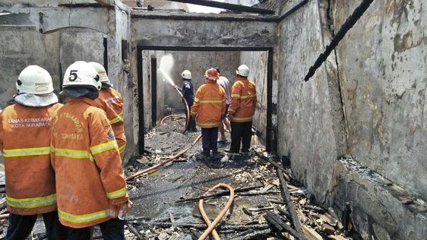 Dua kamar ludes terbakar.
