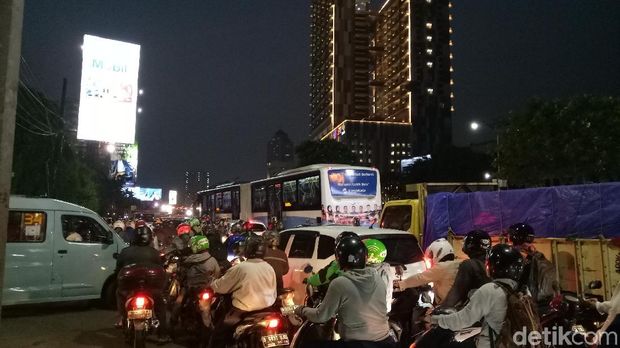 Kemacetan di kawasan flyover Pancoran semakin menjadi di pagi dan sore hari