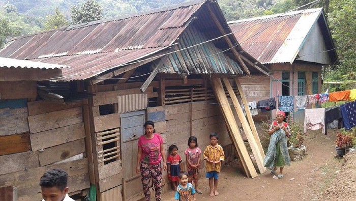 Sekolah di Gubuk Kayu, Siswa SD di Sinjai Tetap Semangat Belajar