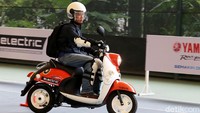 Setelah kehadiran motor listrik dari Gesits dan Viar yang menjajaki pasar Indonesia, kini salah satu produsen otomotif roda dua asal Jepang, Yamaha juga meluncurkan kendaraan serupa.