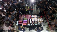 Pengungkapan itu disebut John atas kerja sama timnya dengan pihak Bea Cukai melalui pengawasan pengiriman barang atau control delivery.