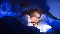 Anggapan bahwa penggunaan cahaya redup di kamar anak dapat menyebabkan rabun dekat meskipun pada kenyataannya belum ada cukup bukti untuk mendukung hal tersebut. Malahan, cahaya tersebut sebenarnya dapat membantu anak untuk belajar fokus dan meningkatkan kemampuan koordinasi mata. (foto: ilustrasi/thinkstock)