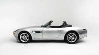 BMW Z8 yang diproduksi pada 1999 hingga 2003 saat itu beredar di pasaran dengan banderol $ 200.000 atau setara dengan Rp 2,7 miliaran. Foto: Istimewa