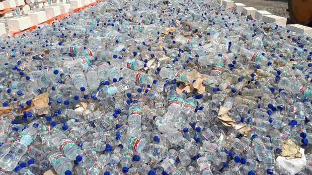 Sebanyak 10.680 botol air mineral ilegal turut dimusnahkan