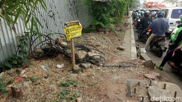 Terlihat gulungan kabel tegangan tinggi tergeletak di badan trotoar