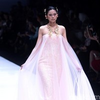 koleksi Barli Asmara yang menampilkan keindahan batik Jambi dengan mengusung tema Jambi Kain Negriku di Jakarta Fashion Week 2018, Senayan City, Jakarta. Senin (23/10/2017). foto: Mohammad Abduh/Wolipop