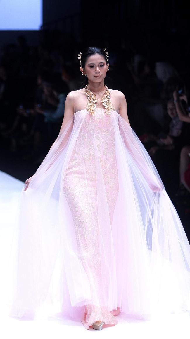 koleksi Barli Asmara yang menampilkan keindahan batik Jambi dengan mengusung tema Jambi Kain Negriku di Jakarta Fashion Week 2018, Senayan City, Jakarta. Senin (23/10/2017). foto: Mohammad Abduh/Wolipop