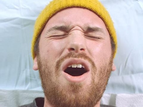 Saat Para Pria Mencoba Bikini Wax Pertamakalinya, Ini Ekspresi Lucu Mereka