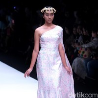 koleksi Barli Asmara yang menampilkan keindahan batik Jambi dengan mengusung tema Jambi Kain Negriku di Jakarta Fashion Week 2018, Senayan City, Jakarta. Senin (23/10/2017). foto: Mohammad Abduh/Wolipop