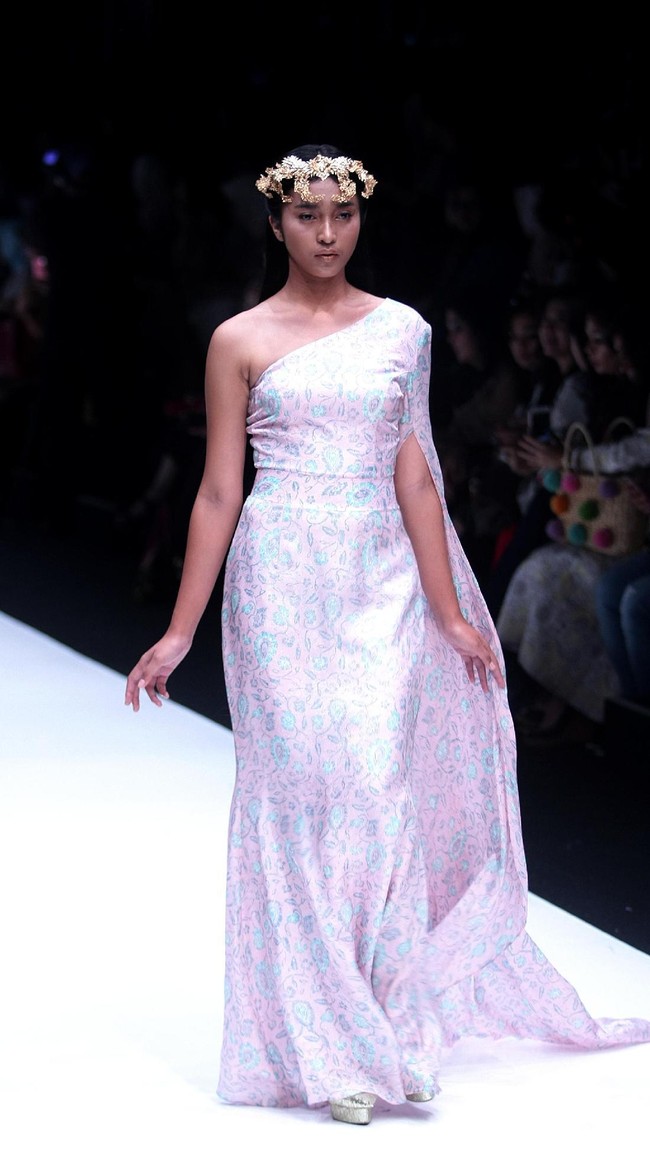 koleksi Barli Asmara yang menampilkan keindahan batik Jambi dengan mengusung tema Jambi Kain Negriku di Jakarta Fashion Week 2018, Senayan City, Jakarta. Senin (23/10/2017). foto: Mohammad Abduh/Wolipop