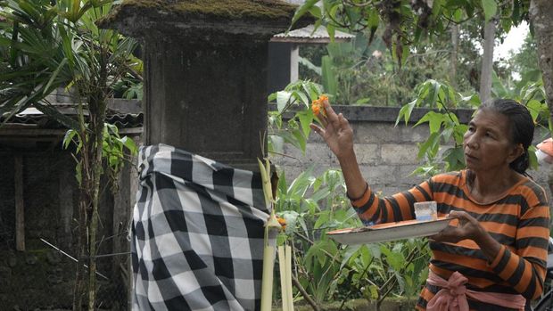 Umat Hindu membawa sesajen untuk persembahyangan saat Hari Raya Galungan di Padmasana posko pengungsian GOR Swecapura, Klungkung, Bali, Rabu (1/11). Sejumlah pengungsi beragama Hindu memilih merayakan Hari Raya Galungan yang merupakan hari kemenangan kebenaran (Dharma) atas kejahatan (Adharma) di posko pengungsian karena tempat tinggalnya masuk kawasan rawan bencana Gunung Agung yang saat ini berstatus Siaga. ANTARA FOTO/Fikri Yusuf/pras/17