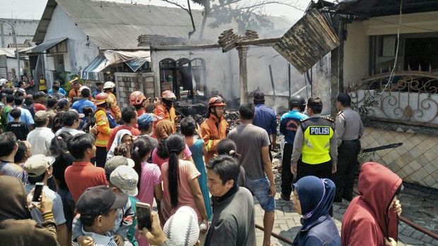 Warga berkerumun di lokasi kebakaran