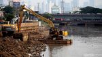 Pengerukan Endapan Lumpur di Kanal Banjir Barat