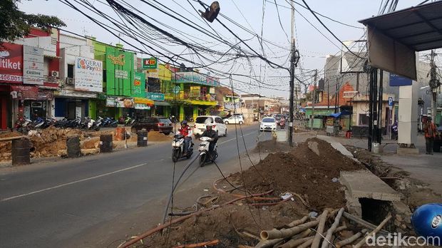 Kabel Semrawut Penuhi Jalan Soehat Malang, Milik Siapa?