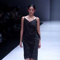 Koleksi busana POP.U by Populo batik mengangkat tema bertajuk Fashion Fusion di Jakarta Fashion Week 2018, Senayan City, Jakarta, Selasa (24/10/2017). Foto: Mohammad Abduh/Wolipop