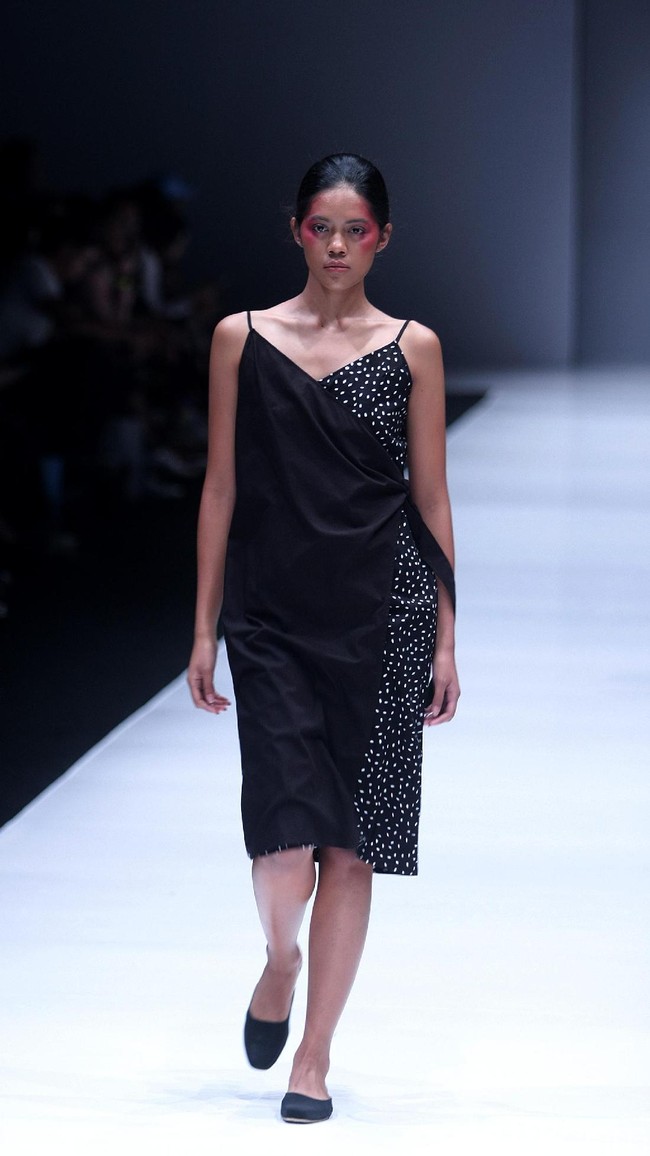 Koleksi busana POP.U by Populo batik mengangkat tema bertajuk Fashion Fusion di Jakarta Fashion Week 2018, Senayan City, Jakarta, Selasa (24/10/2017). Foto: Mohammad Abduh/Wolipop