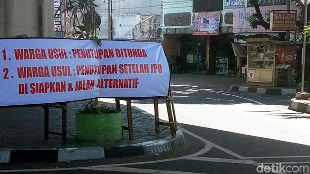 Protes warga atas penutupan perlintasan kereta api.