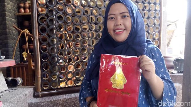Dwinita menunjukkan undangan pernikahan Kahiyang.