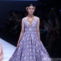 koleksi Barli Asmara yang menampilkan keindahan batik Jambi dengan mengusung tema Jambi Kain Negriku di Jakarta Fashion Week 2018, Senayan City, Jakarta. Senin (23/10/2017). foto: Mohammad Abduh/Wolipop