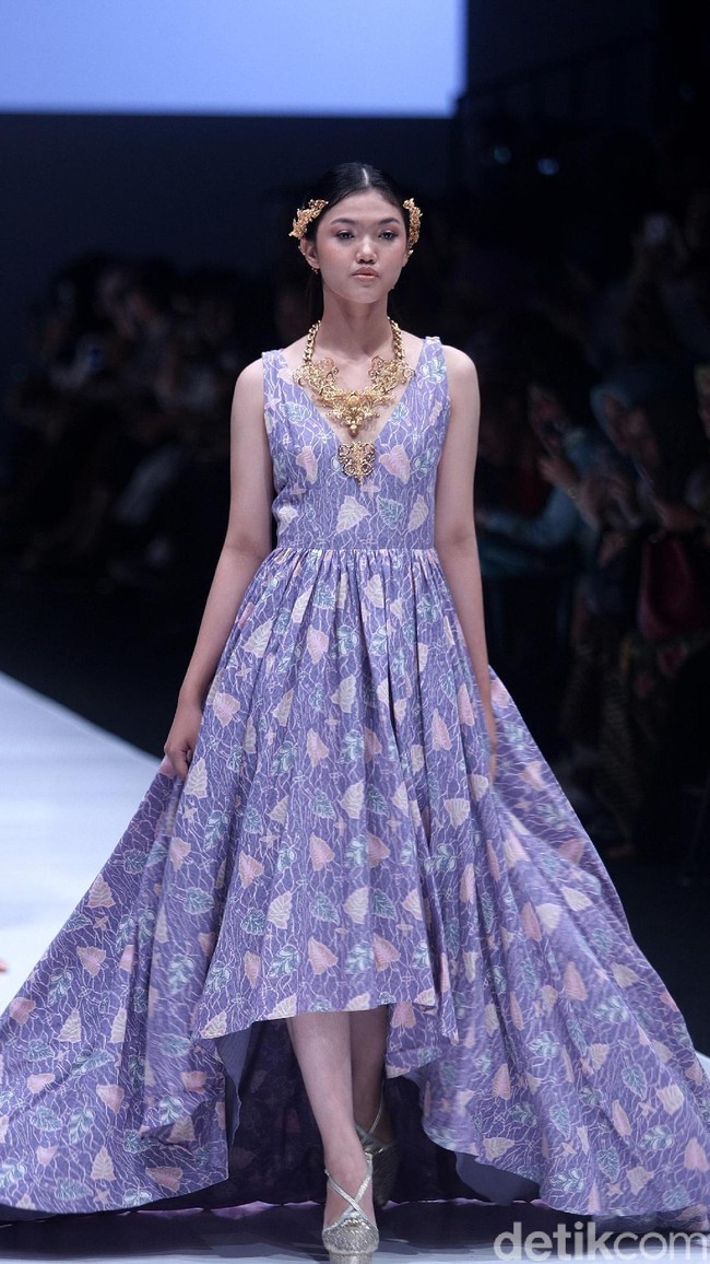 koleksi Barli Asmara yang menampilkan keindahan batik Jambi dengan mengusung tema Jambi Kain Negriku di Jakarta Fashion Week 2018, Senayan City, Jakarta. Senin (23/10/2017). foto: Mohammad Abduh/Wolipop